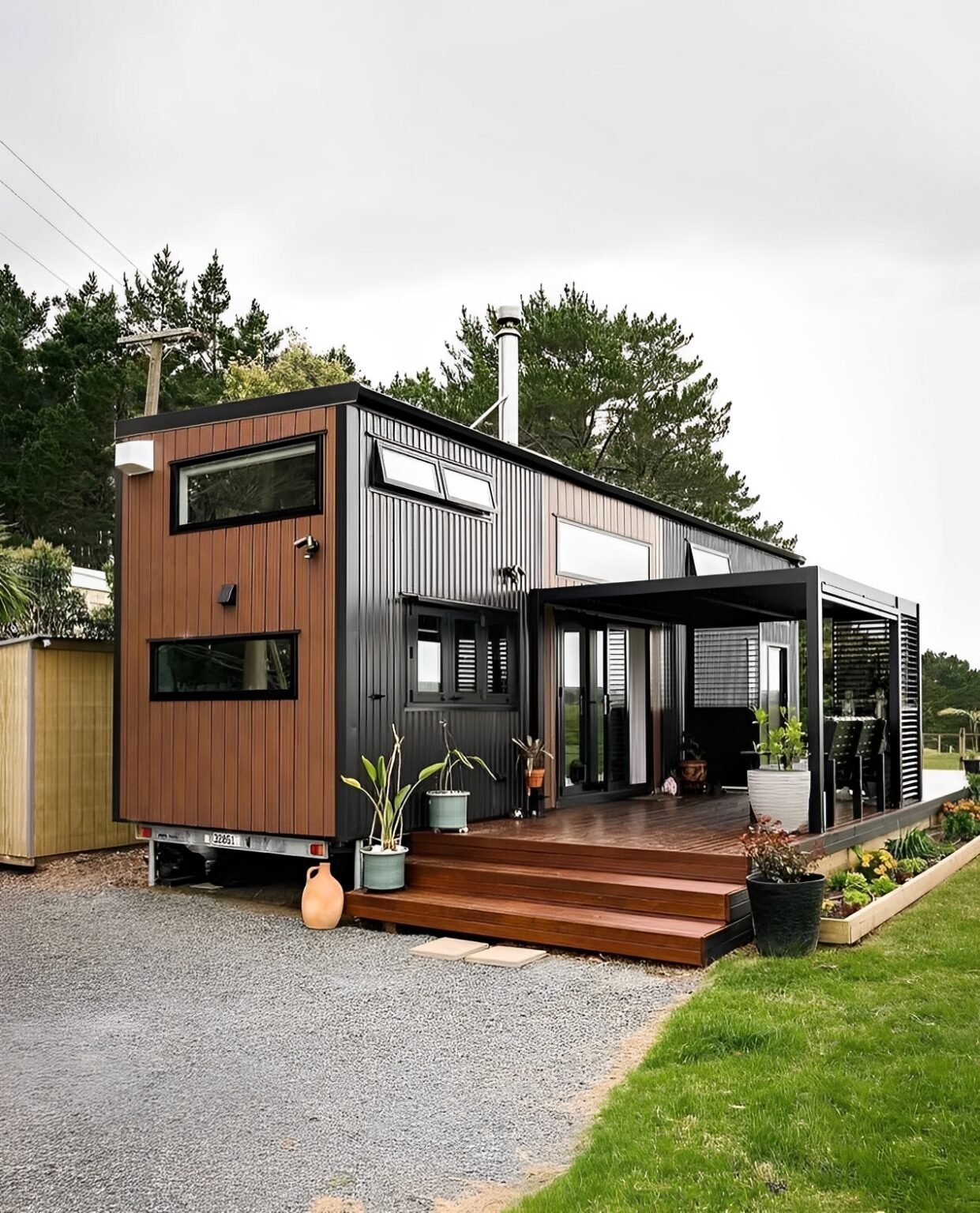 Luxury-40ft-expandable-container-barndominium-prefabricated-with-easy-folding-sandwich-panels-10-1241x1536