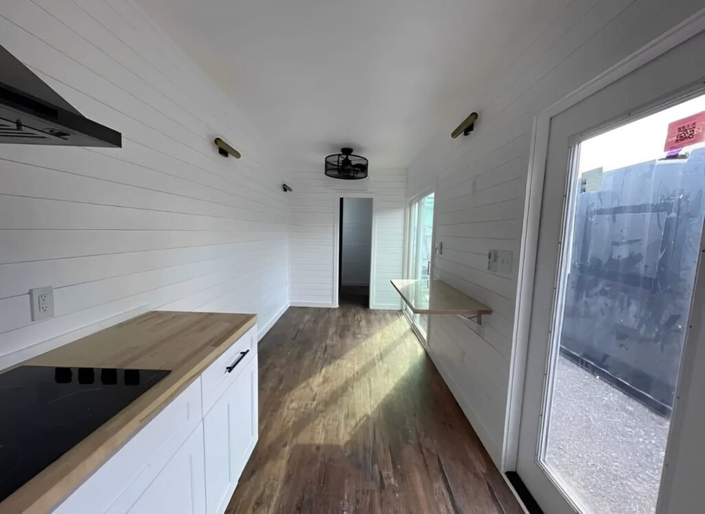 customized-40ft-shipping-container-made-into-luxurious-1-bedroom3-1024x746